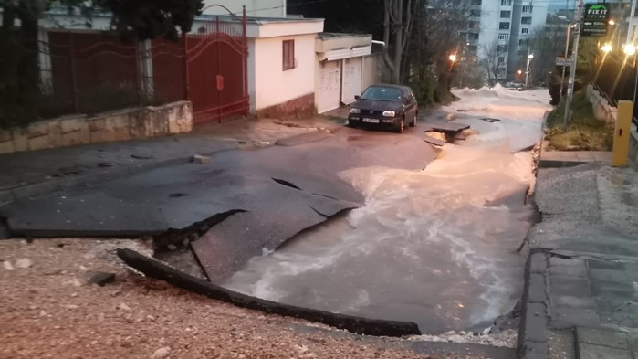 Огромна ВиК авария на ул. "Петър Скорчев" задръсти бул. "Васил Левски" във  Варна (видео) - Днес+