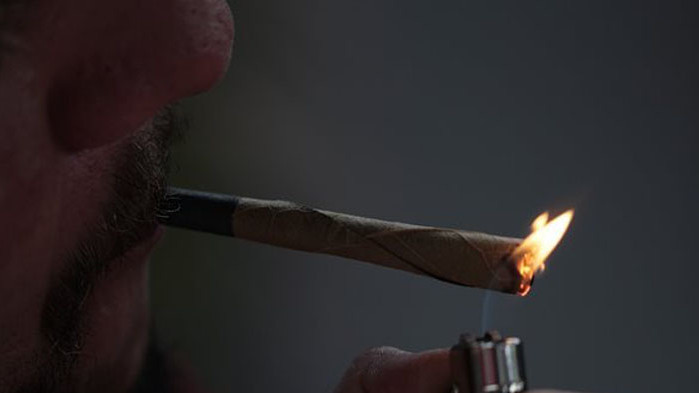 Намериха ученик в неадекватно състояние след изпушена цигара с марихуана