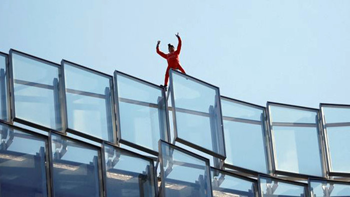 Френският Спайдърмен изкачи небостъргач в Париж в знак на протест срещу пенсионната реформа