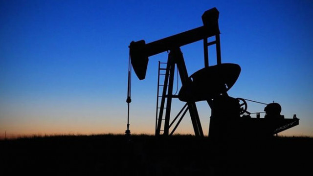 Цената на петрола и днес се понижава, въпреки спада на запасите в САЩ