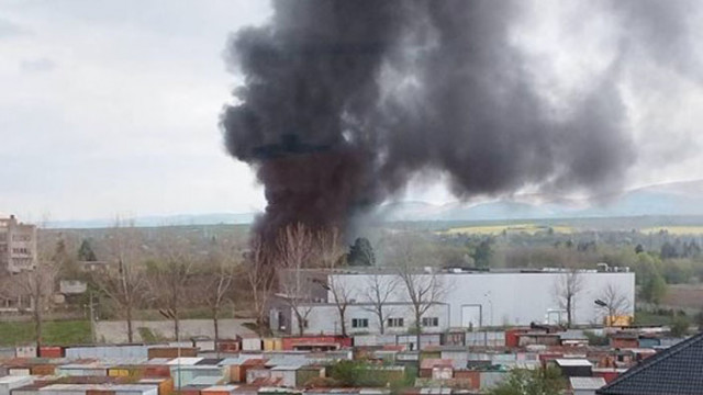 При пожара в Търговище са изгорели 11 бракувани микробуса и