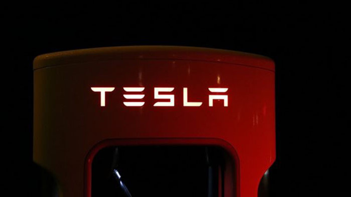 Производителят на електрически автомобили Тесла (Tesla) обяви днес, че печалбата