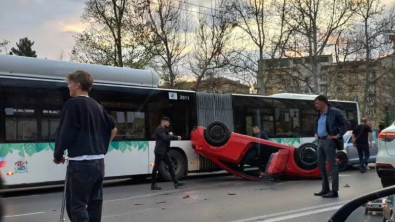 Спортен автомобил се обърна по таван на бул. “Цар Освободител“