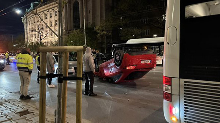 Спортна кола се обърна по таван в центъра на столицата