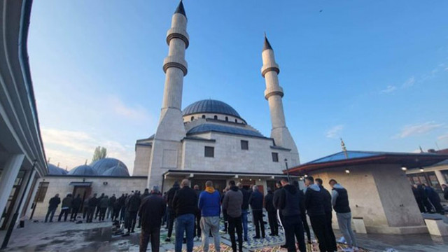 Хиляди вярващи изпълниха джамиите в Кърджалийска област в първия ден