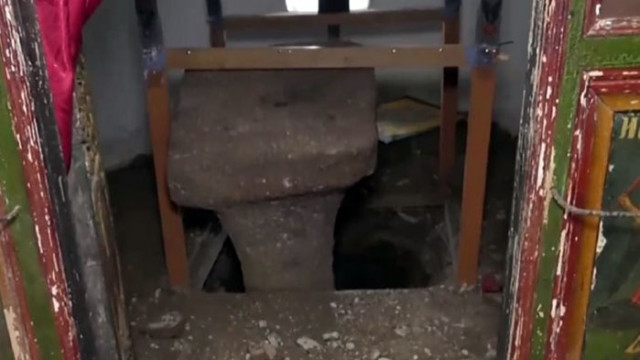 Иманяри изкопаха дупка зад иконостас в църква