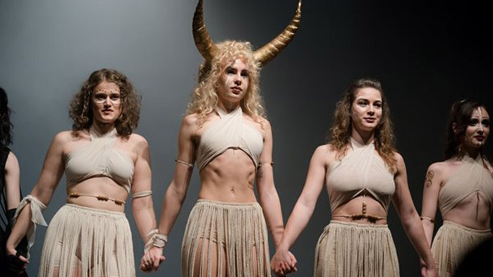 Дъщерята на президента Румен Радев в дипломен спектакъл по Чосър (СНИМКИ)