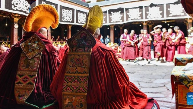 В неделя в Тибетския автономен район 13 монаси получиха степен