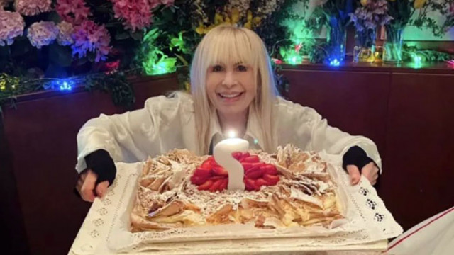 Лили Иванова със свещичка въпросителна на тортата си