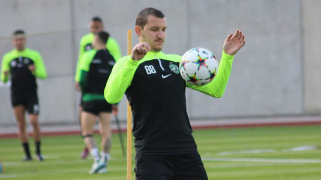 Тодор Неделев вече тренира с топка, но е под въпрос за мача в неделя