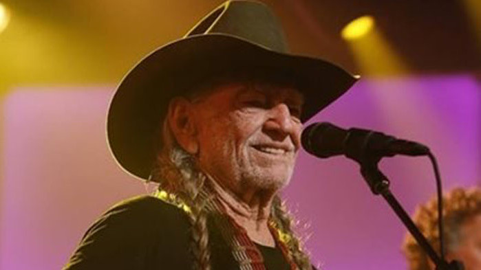 Уили Нелсън пя на стадиона Холивуд боул в Лос Анджелис