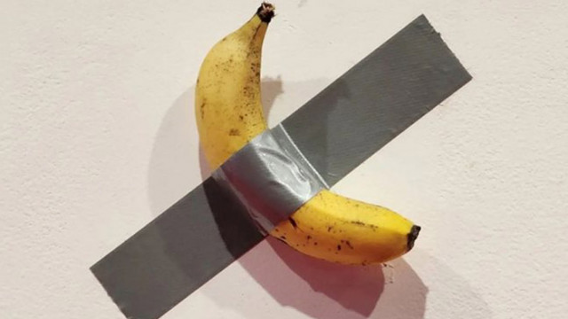 Студент изяде произведение на изкуството банан залепен с тиксо
