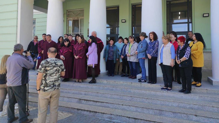 Прокурори и следователи от Варна се събраха в знак на подкрепа и единство (СНИМКИ)