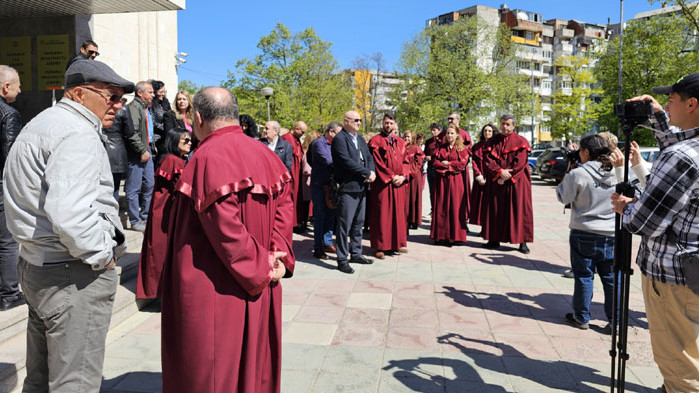 Прокурори и следователи от Варна се събраха в знак на подкрепа и единство (СНИМКИ)