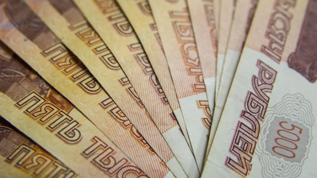 Руската рубла отново пое надолу спрямо долара в днешната търговия