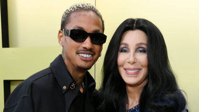 За това, че между Шер и Александър Едуардс има романтични