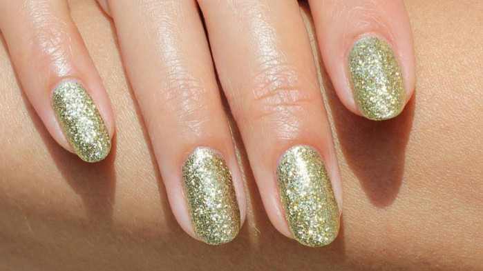 Когато става дума за летен маникюр, често си представяме неонови