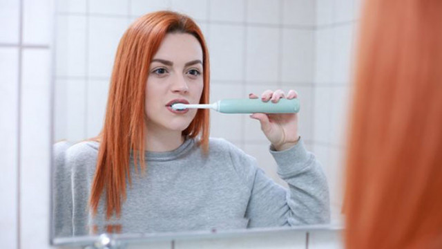 Стоматолози съветват 2 пъти на ден миене на зъбите и чистене с конец Лошото