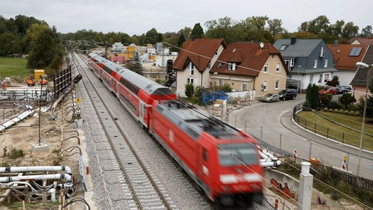Влак помете жп работници и уби двама в Германия
