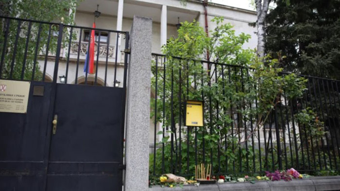 Столичани положиха цветя пред посолството на Сърбия у нас в