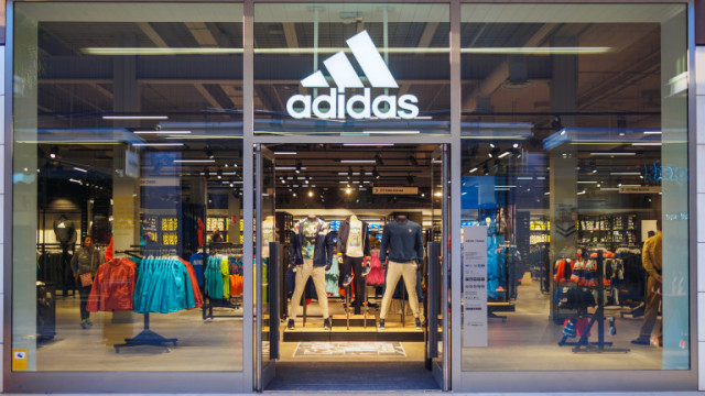 Adidas не знае какво да прави с непродадените стоки Yeezy