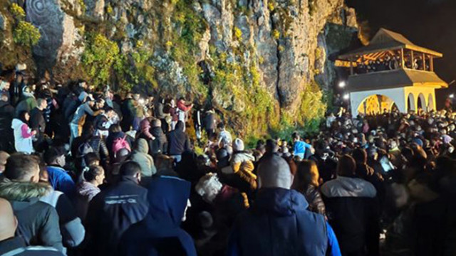 Стотици потърсиха изцеление край планински извор в Момчилградско