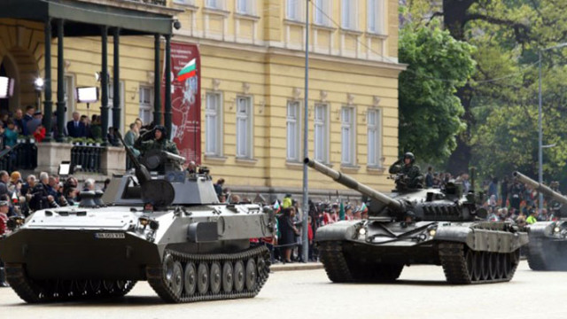 Военен парад по повод Деня на храбростта и празника на Българската армия (СНИМКИ)