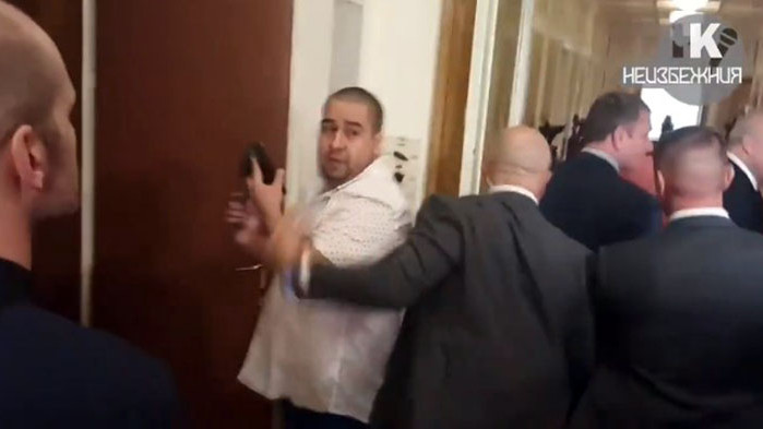 Говорителят на МВР блъска журналисти пред очите на Демерджиев