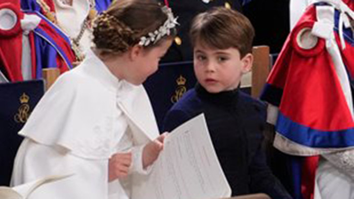 Принцеса Шарлот държи за ръка малкия си брат на коронацията (СНИМКИ)