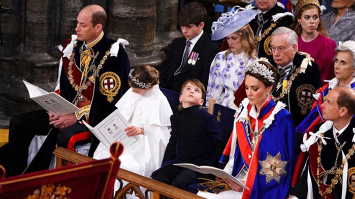 Принцеса Шарлот държи за ръка малкия си брат на коронацията (СНИМКИ)