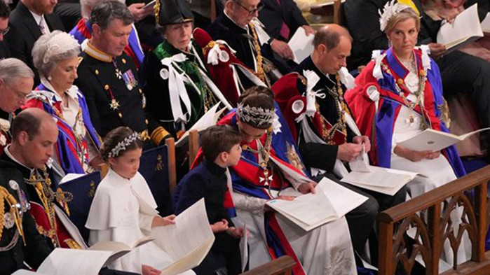 Принцеса Шарлот държи за ръка малкия си брат на коронацията (СНИМКИ)