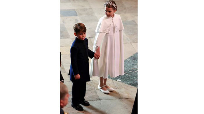 Принцеса Шарлот държи за ръка малкия си брат на коронацията (СНИМКИ)