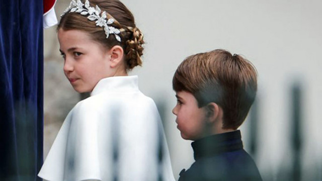 Принцеса Шарлот държи за ръка малкия си брат на коронацията (СНИМКИ)
