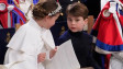 Принцеса Шарлот държи за ръка малкия си брат на коронацията (СНИМКИ)