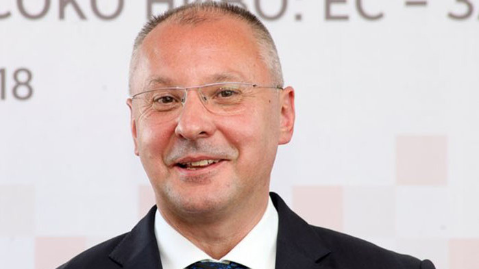 2 г. наблюдаваме един и същи сюжет - правят се