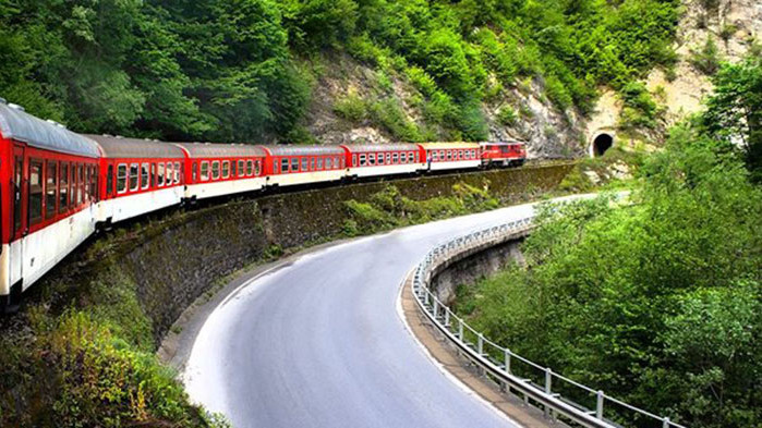 Бил със слушалки в ушите, движил се много близо до