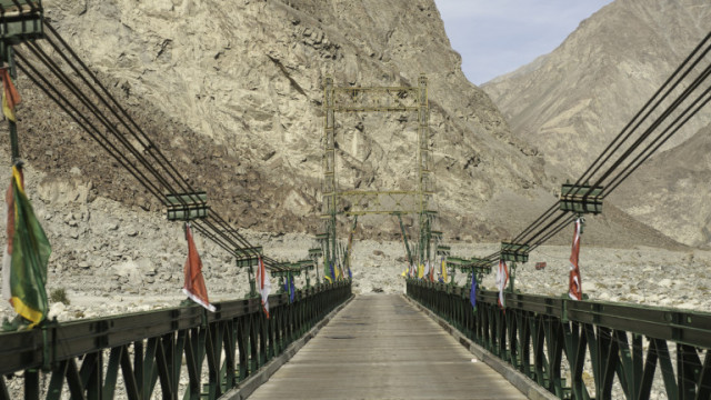 Индия строи железопътен мост, по-висок от Айфеловата кула