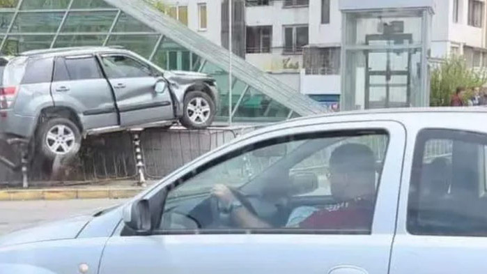 Кола се „качи“ пред входа на метростанция „Акад. Ал. Теодоров - Балан“