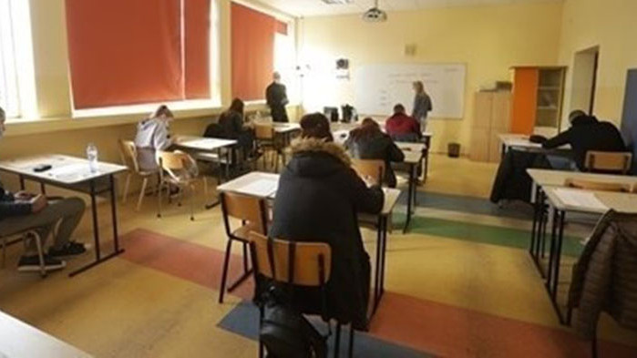 Двайсетина остават за по-малките - от 4-и до 6-и, вторият срок за началния курс пък е до