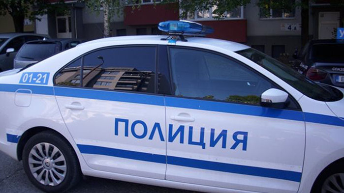 Патрулка се удари в бордюр, докато полицаи задържат шофьор без книжка