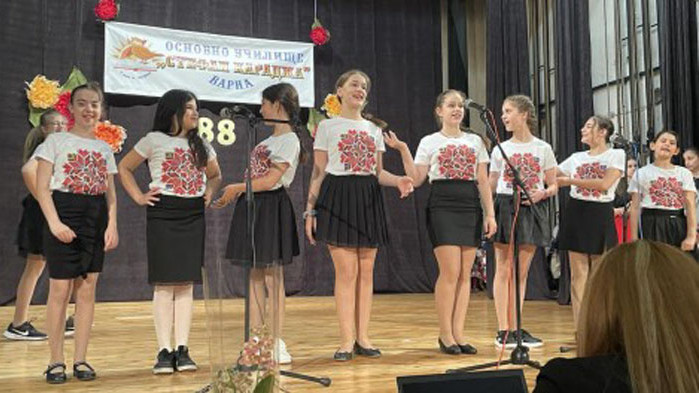 Днес Основно училище “Стефан Караджа“ във Варна чества своя патронен
