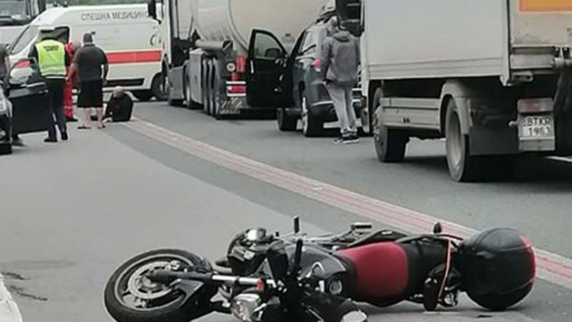 Румънец с мотор се заби в камион на главен път