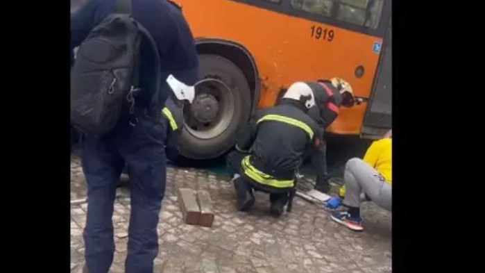 Пешеходец е пострадал тежко след катастрофа между лека кола и