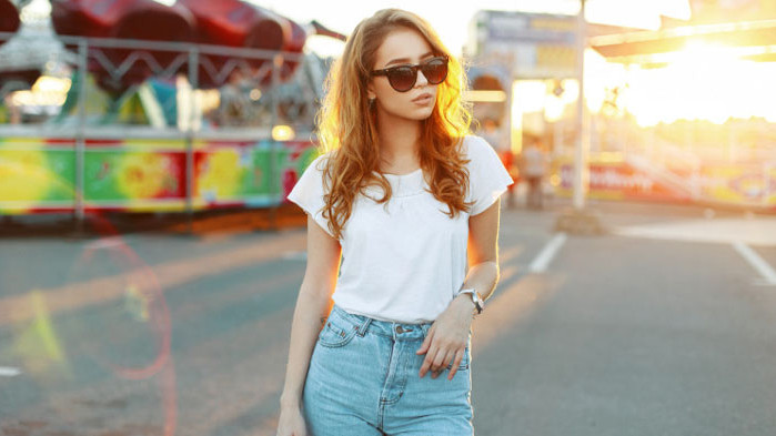 Джинси и тениска - класическата комбинация, която всички ще носят това лято