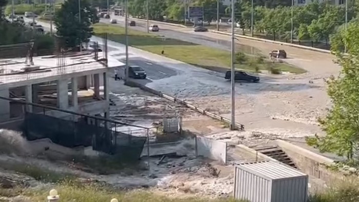Отново се пукна водопровода под Паметника във Варна и наводни бул. "Левски"