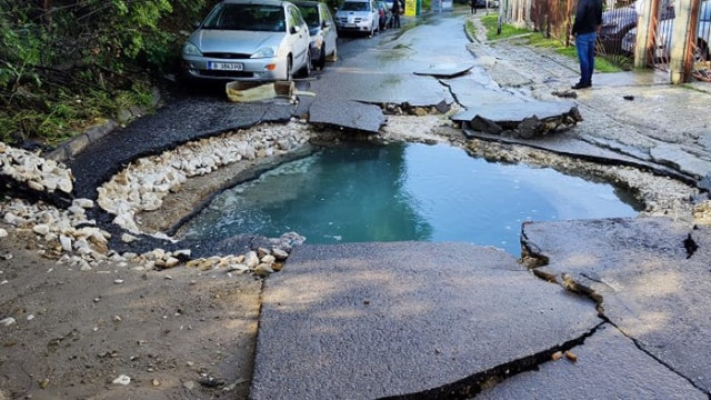 Отново се пукна водопровода под Паметника във Варна и наводни