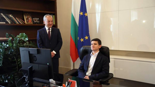13-годишният Ники седна в стола на Гълъб Донев. Хареса му да е премиер