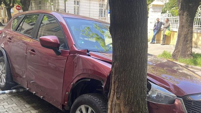 Шофьор намери колата си блъсната в дърво. Неприятната случка е