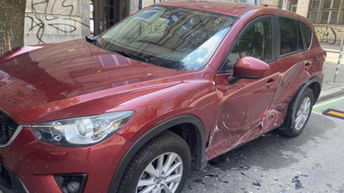 Шофьор намери колата си блъсната в дърво