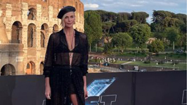 Чарлийз Терон дефилира пред Колизея с черна мрежеста рокля с